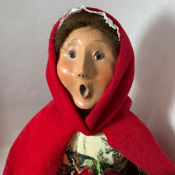 Byers Choice WILLIAMSBURG Colonial Caroler Woman W/Basket of Red Apples Tags - Picture 10 of 10